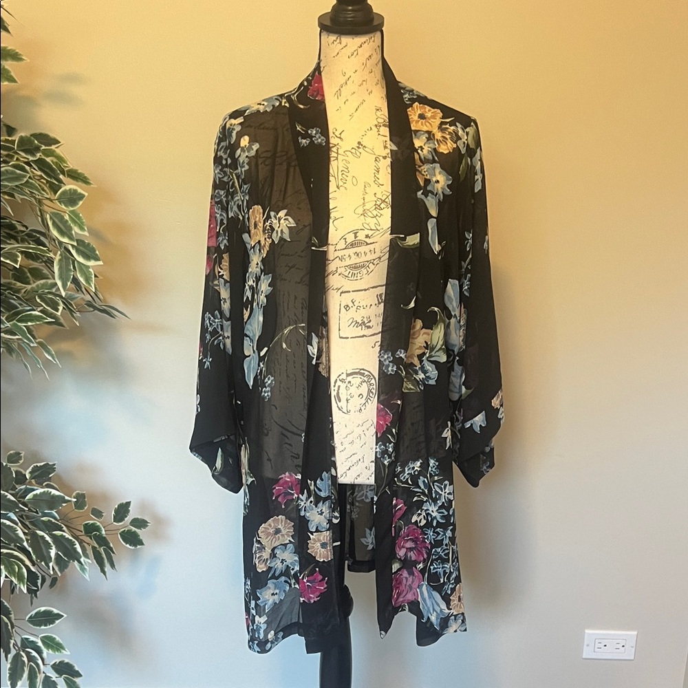 Helena Quinn Elegant Floral Kimono